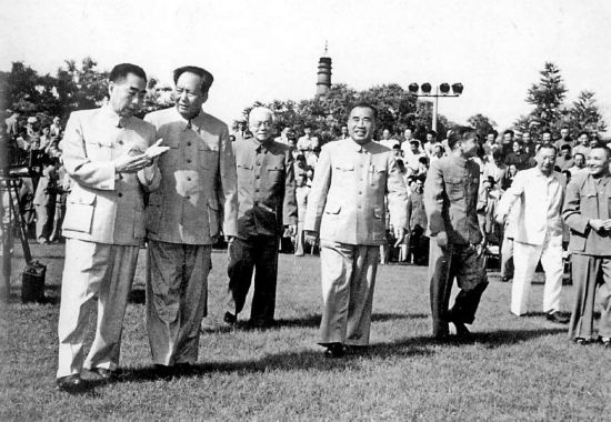 老照片：1956年6月14日，毛泽东、周恩来、朱德等党和国家领导人接见编制科学技术发展规划纲要的科学家