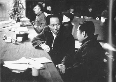 老照片：1945年4月，中国共产党第七次代表大会在延安召开。这是周恩来和毛泽东、刘少奇、朱德在中共七大主席台上。