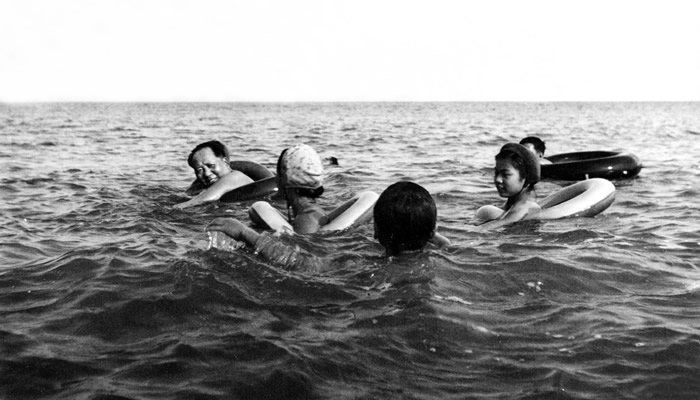 老照片：毛泽东与孩子们一起在北戴河游泳。