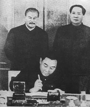 老照片：1949年12月至1950年2月，毛泽东、周恩来(后去)访问苏联。这是2月14日周恩来在《中苏友好同盟互助条约》等条约与协定签字仪式上。