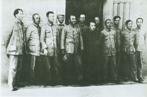 老照片：1938年9月29日，彭德怀与六届六中全会主席团成员们的合影。左起：毛泽东、彭德怀、王稼祥、张闻天、朱德、博古、王明、康生、项英、刘少奇、陈云、周恩来。
