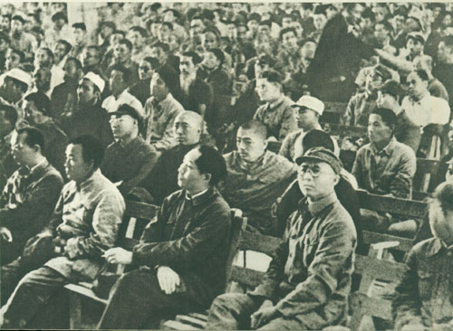 老照片：1945年，彭德怀在延安杨家岭中央大礼堂。前排右第二人起：刘伯承、毛泽东、朱德、聂荣臻。二排右一为彭德怀。