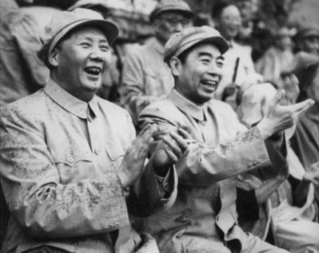 老照片：1952年8月，周恩来与毛泽东在北京先农坛体育场观看解放军体育运动会的比赛。