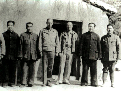 老照片：毛泽东、朱德、周恩来、叶剑英与谢伟思（右4）在延安王家坪合影。