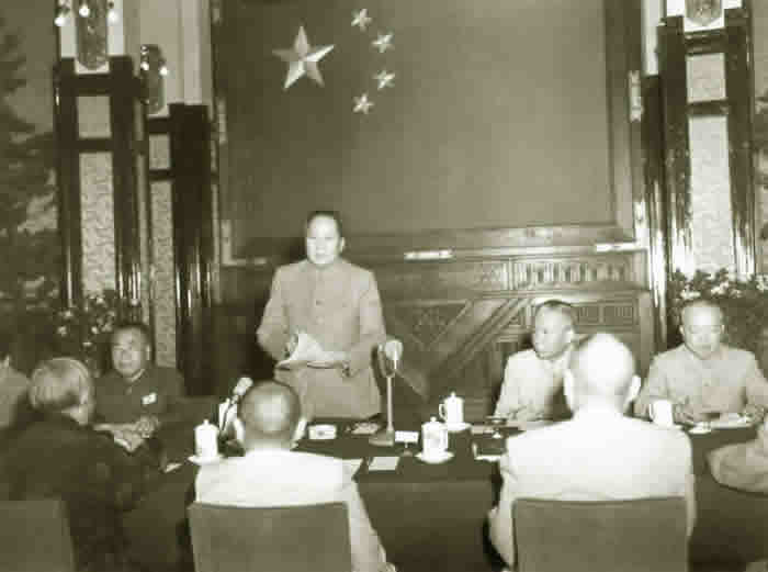 老照片：1954年6月11日，中华人民共和国宪法起草委员会在北京召开第七次全体会议。毛泽东在会上讲话。（左起）朱德、毛泽东、刘少奇、李济深。