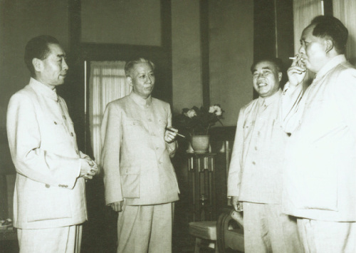毛泽东、朱德、刘少奇、周恩来在交谈