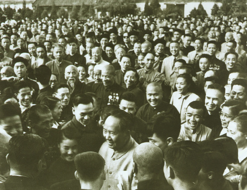 毛泽东和代表们在一起