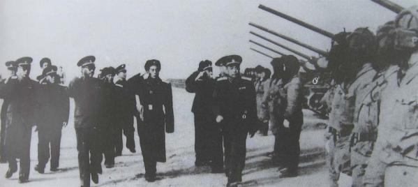 1955年，彭德怀元帅与贺龙、聂荣臻元帅在吴忠师长的陪同下，视察第一机械化师。