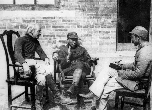 1938年，《救亡日报》记者叶文津采访白求恩与聂荣臻。
