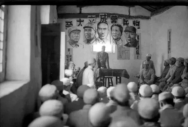 1938年，晋察冀军区炮兵营成立大会。肖像左起彭德怀、朱德、蒋介石、毛泽东、聂荣臻。