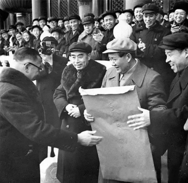 1956年1月，北京各界庆祝社会主义改造胜利联欢大会上，工商界代表乐松生向毛主席献报喜信。