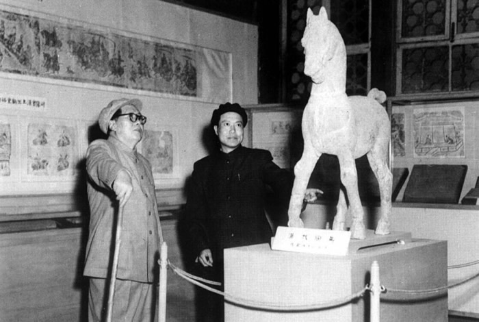 老照片：1954年5月20日，毛泽东在午门城楼参观出土文物。