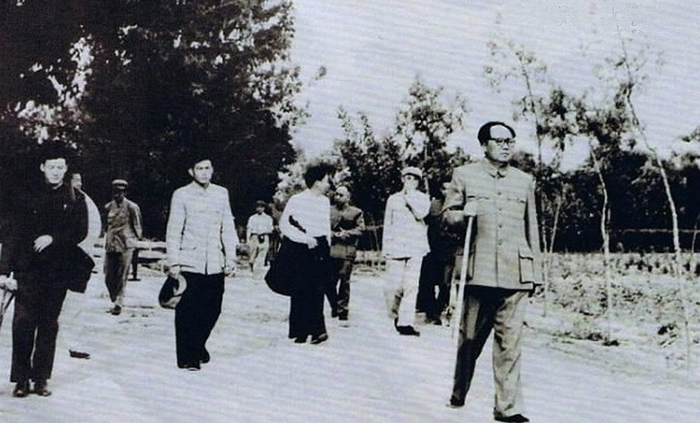 1951年，毛泽东在北京郊区散步