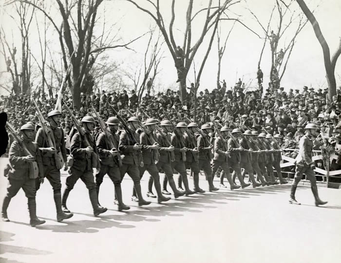 1919年：一战返乡的美军步兵，沿着第五大道行军步。