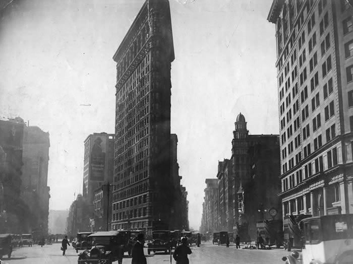 1921年：建于1902年的熨斗大厦，位于百老汇和第五大道的交汇处。