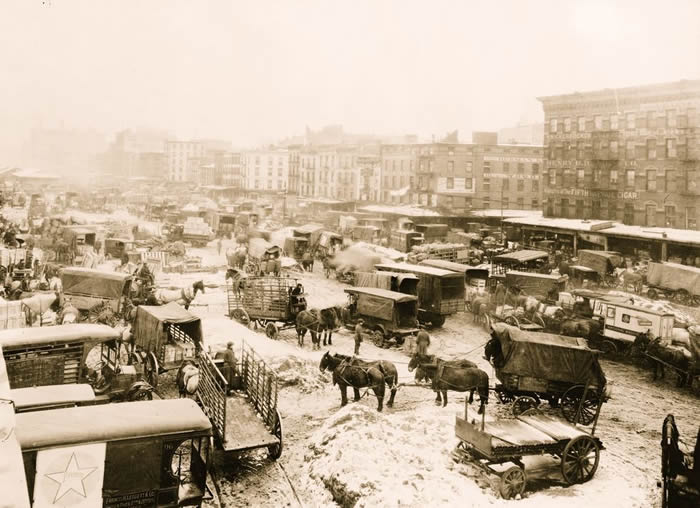 1920年：2月冬天，白雪皑皑的西区市场，到处都是马车。