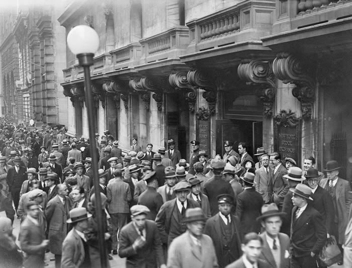 1929年：美国股市崩盘后，股价暴跌，银行家、工业高管、政府官员和各个股民都涌往纽约证券交易所。