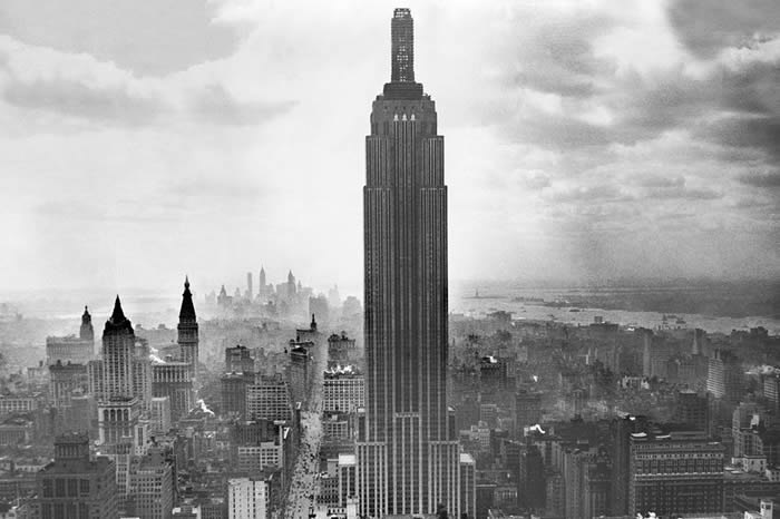 1931年：曼哈顿新建的帝国大厦鸟瞰图。这当时是世界上最高的塔，直到1972年世界贸易中心建成。