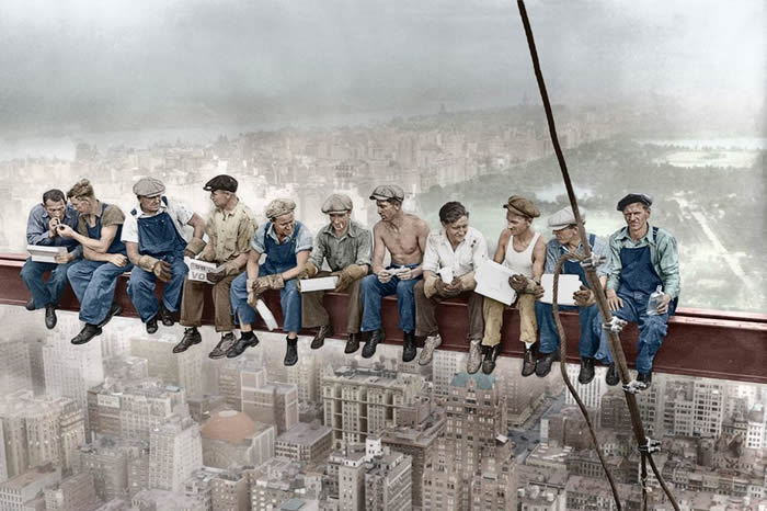 1932年：美国经济大萧条时期，工人们在洛克菲勒大楼的建筑工地上吃饭，他们坐着的地方距离地面有约244米，吃个饭玩的都是心跳。当时因为经济萧条，曾有许多名校大学生被迫去当建筑工人谋生。
