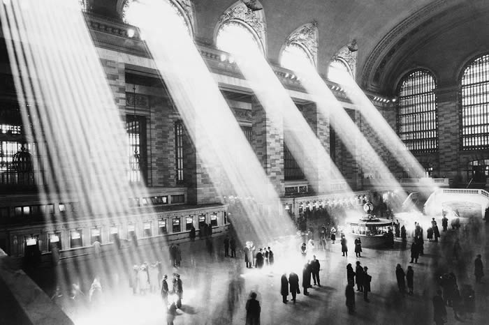 1930年：纽约中央车站，光束从高处窗户洒进。