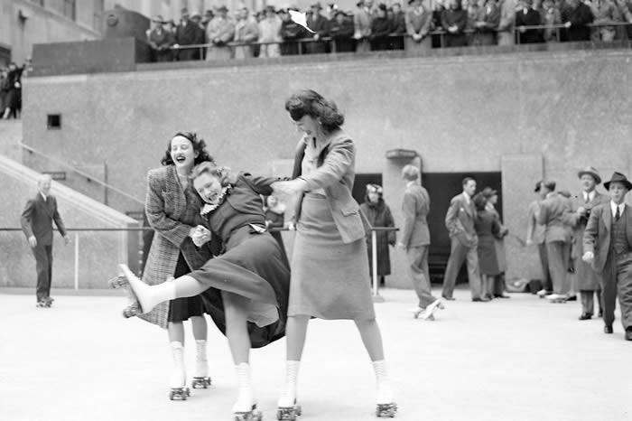 1940年：洛克菲勒中心里的溜冰场正式营业。