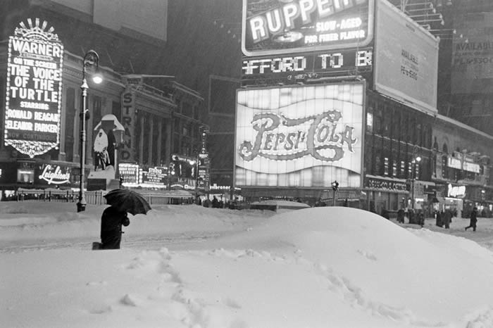 1947年：12月，白雪厚积的时代广场，因为天气寒冷，平时人潮涌动的时代广场只有寥寥几人。