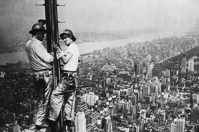 1950年：在帝国大厦天线塔工作的两位工人。这张在当时最高大厦拍摄的图片，能大概看清楚全纽约的市景。
