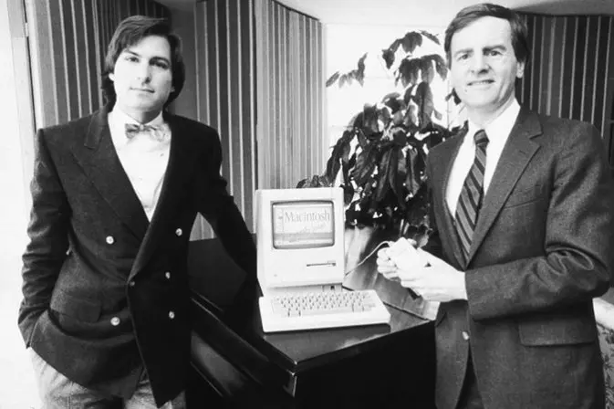 ǲ˹ǿ(Steve Wozniak)ע)1976깲ͬƻ˾ͼΪǲ˹ͼԼ˹(John Sculley)1984ĺӰ